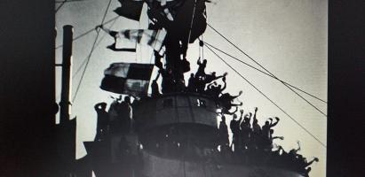 « Le Cuirassé Potemkine » de S.M. Eisenstein (1925) La scène de liesse après la fraternisation avec les marins de l'escadre.